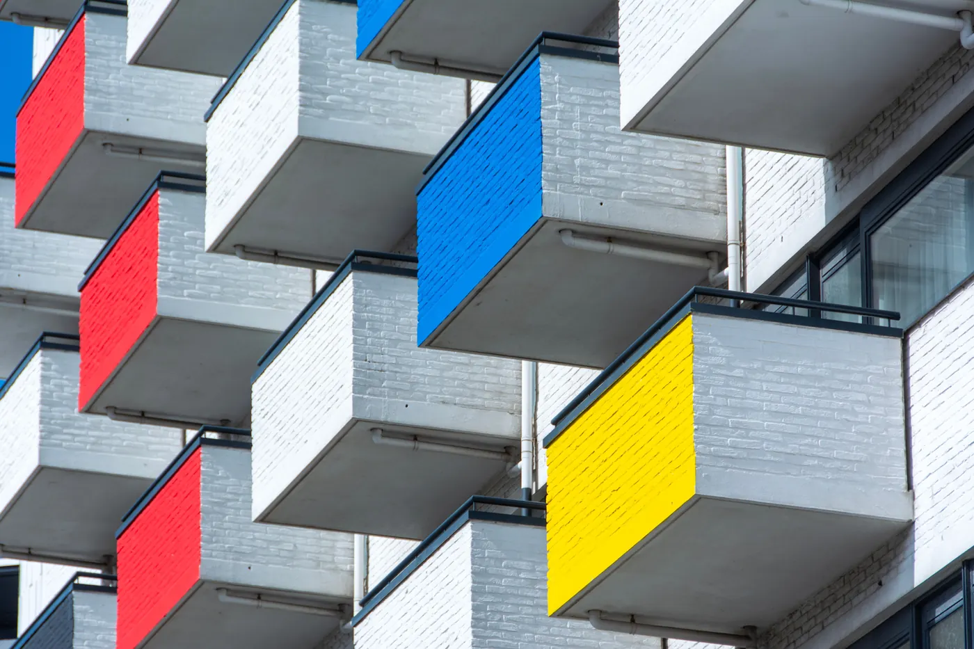 Farbige Balkone eines modernen Wohnhauses